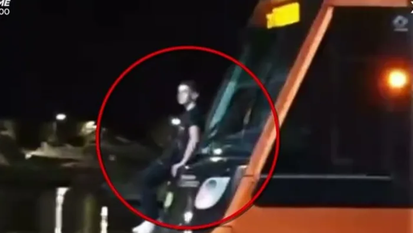 Ριψοκίνδυνος τύπος κρέμεται από συρμό του τραμ όσο εκείνο κάνει δρομολόγιο