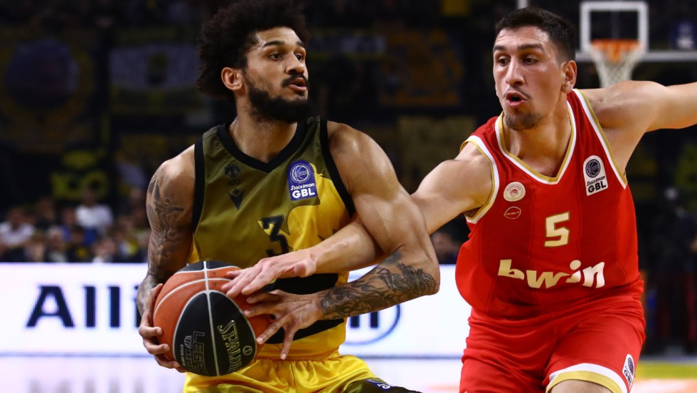 Στους τελικούς ο Ολυμπιακός, 64-90 την ΑΕΚ