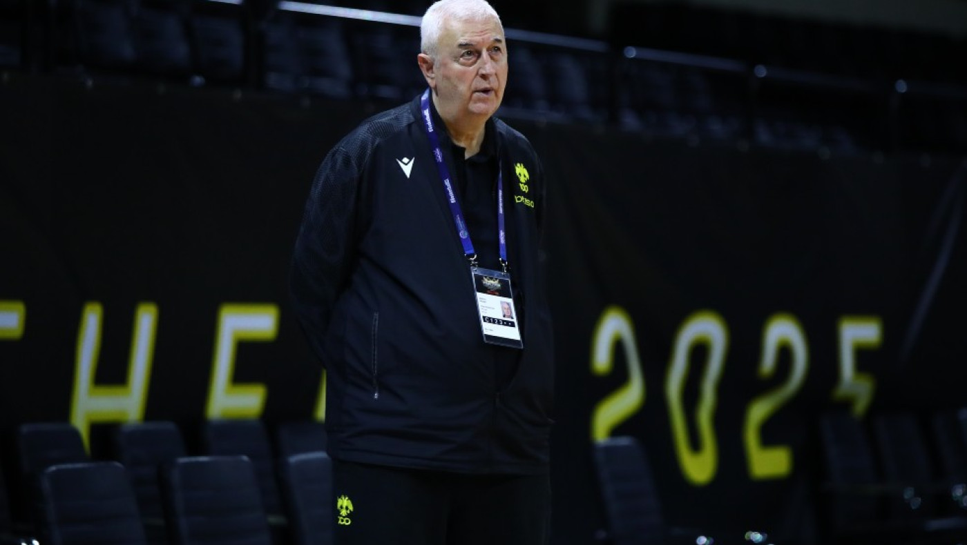 ΑΕΚ: Οπαδοί στο σπίτι του Σάκοτα με ανθοδέσμη και αίτημα παραμονής