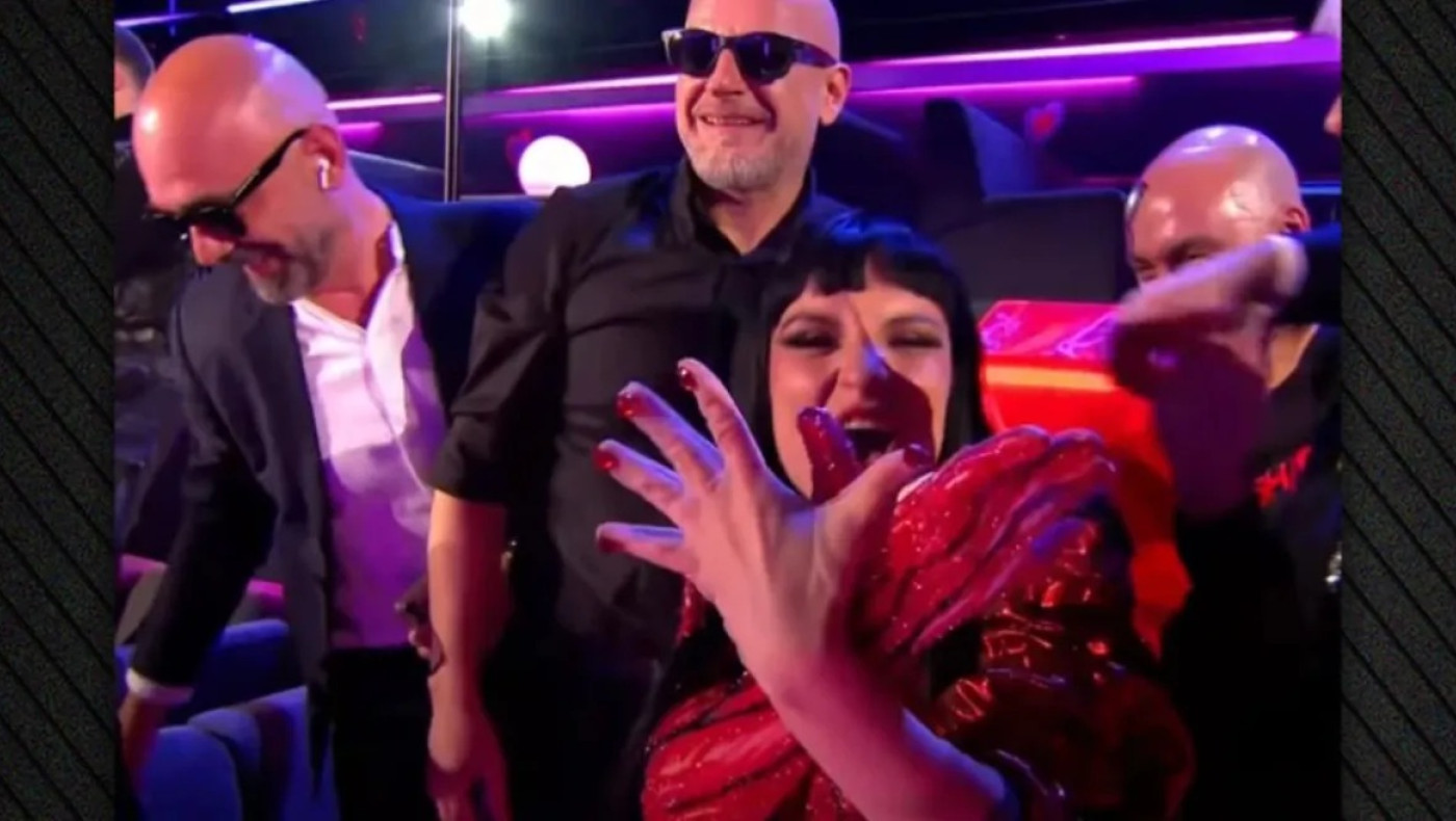 Eurovision 2025: Η εκπρόσωπος της Αλβανίας σχημάτισε με τα χέρια της τον αετό και προκάλεσε αντιδράσεις