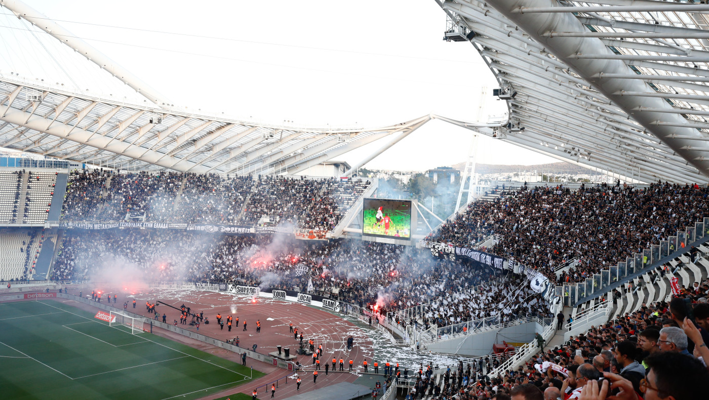 Οπαδοί του Απόλλωνα Καλαμαριάς στο ΟΑΚΑ για να στηρίξουν τον ΟΦΗ στον τελικό Κυπέλλου