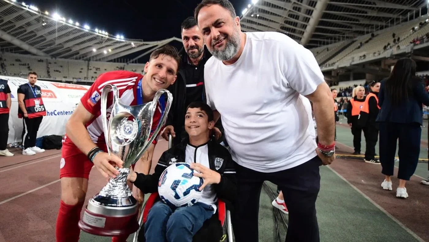 Μαρινάκης και Ρέτσος έδωσαν το τρόπαιο στον μικρό φίλο του ΠΑΟΚ Γιαννάκη!