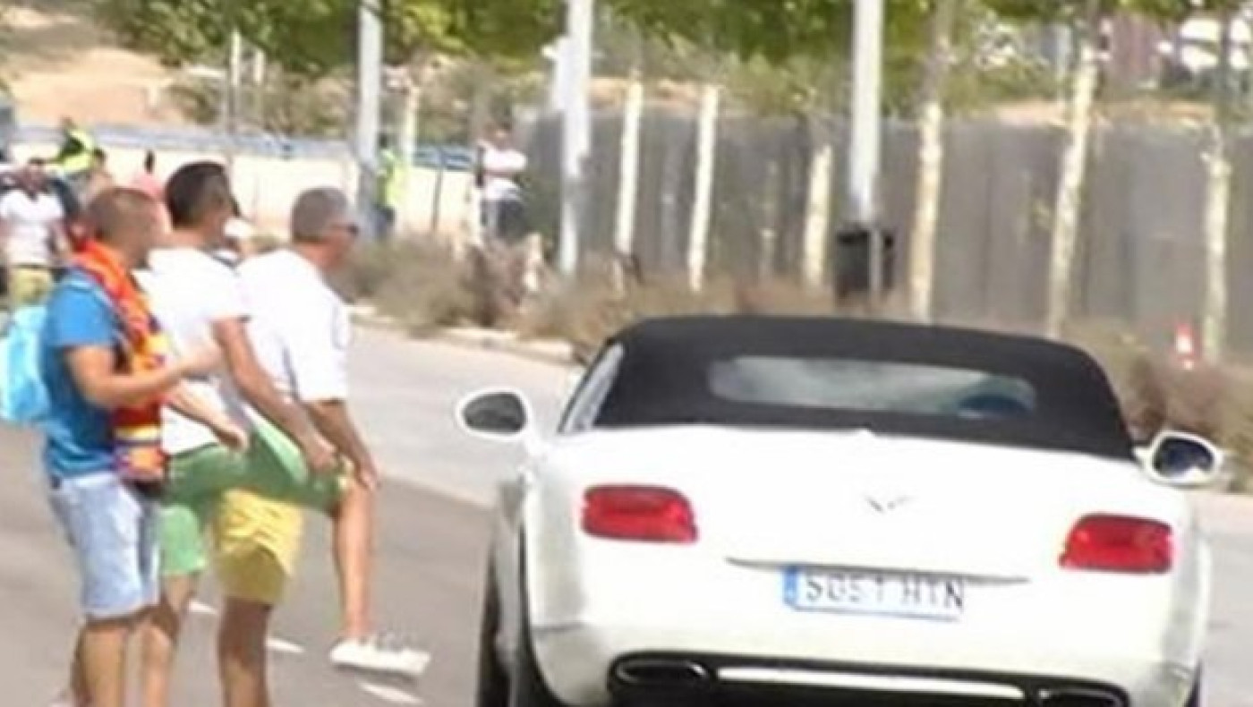 Κλωτσιές στο αμάξι του Μπέιλ (video)