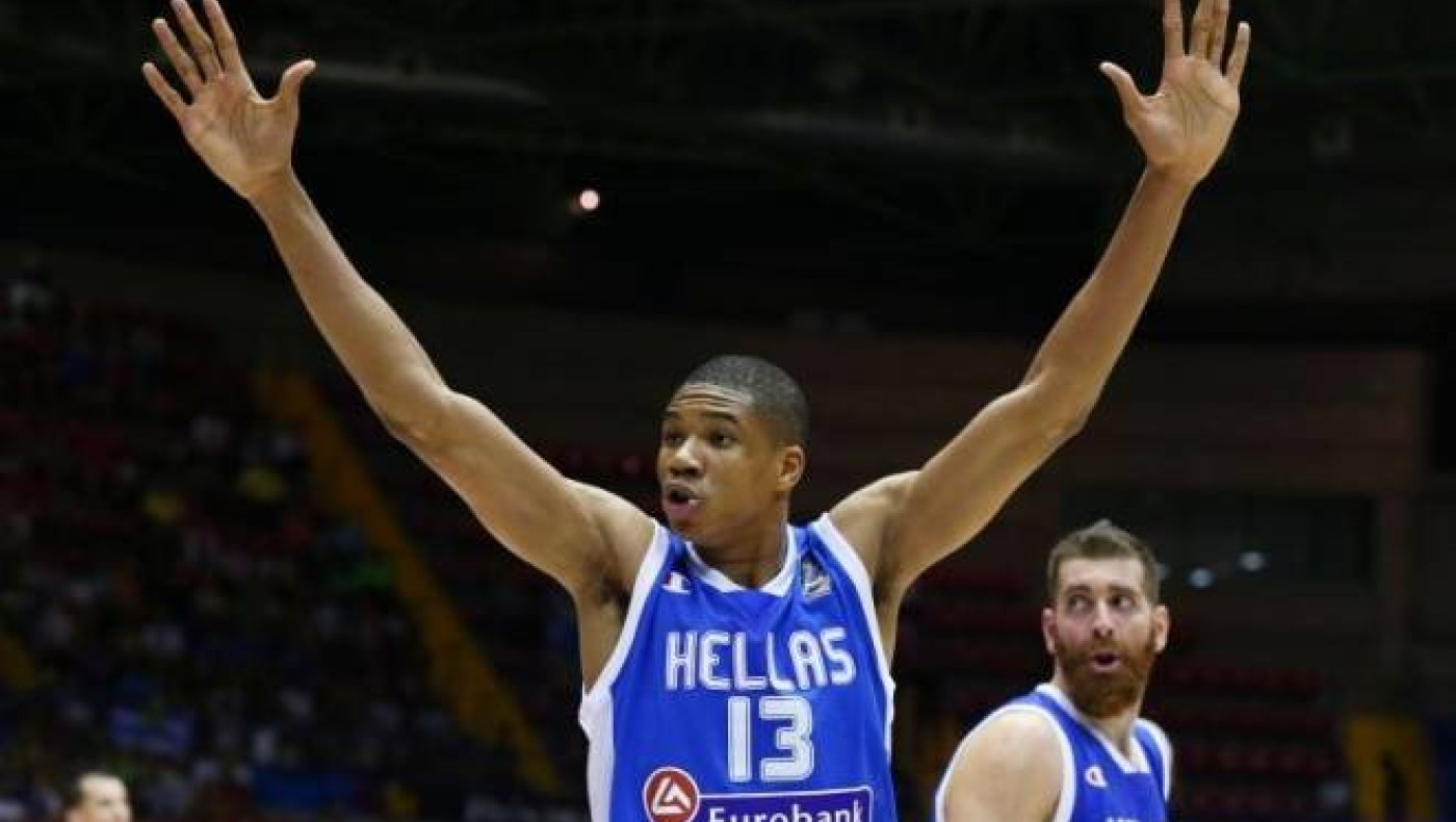 Από το κέντρο ο Αντετοκούνμπο