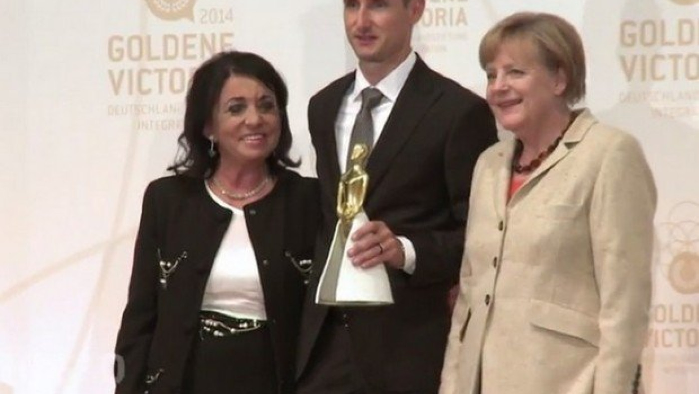 Η Μέρκελ τίμησε τον Κλόζε (video)