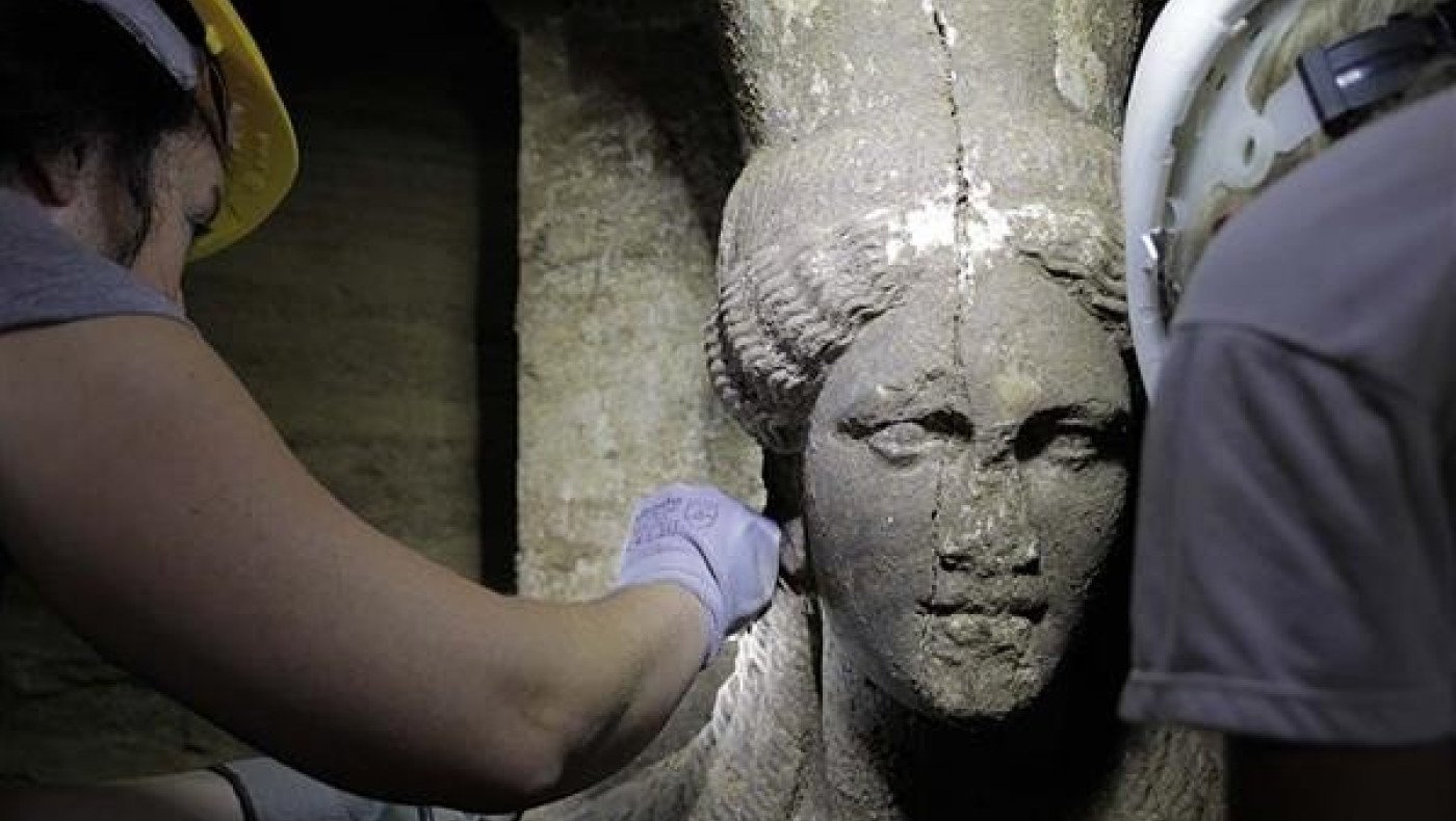 Αποκαλύφθηκαν δύο Καρυάτιδες στην Αμφίπολη