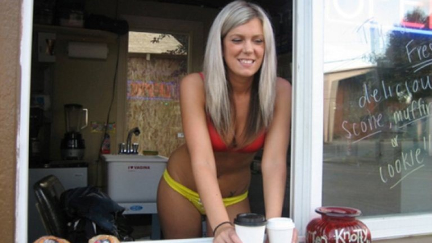 Σερβιτόρες με μπικίνι η νέα μόδα! (pics)