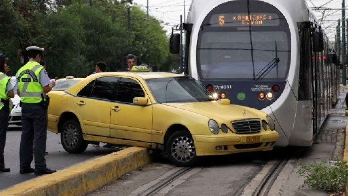Το τραμ παρέσυρε ταξί στη Λεωφόρο Αμαλίας (pics)