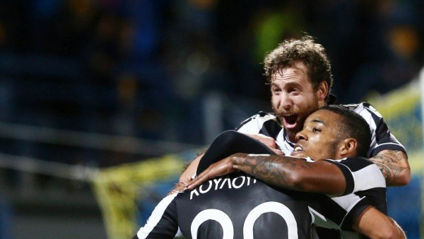 Διπλό       και «βλέπει»     Φάληρο     και Λεωφόρο