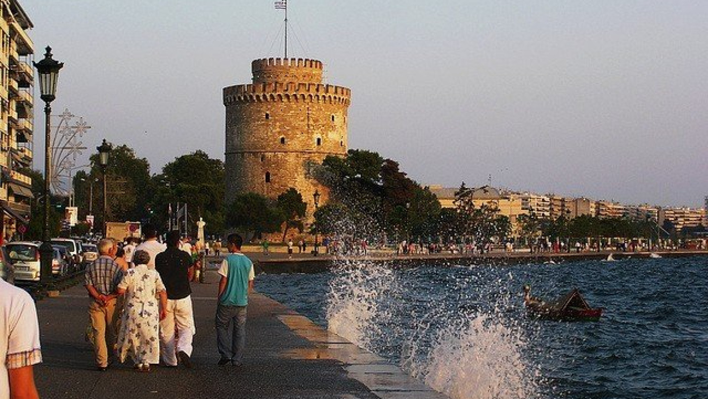 ΑΠΙΣΤΕΥΤΟ: Δυο νεαροί βούτηξαν στην παραλία μπροστά από το Λευκό Πύργο