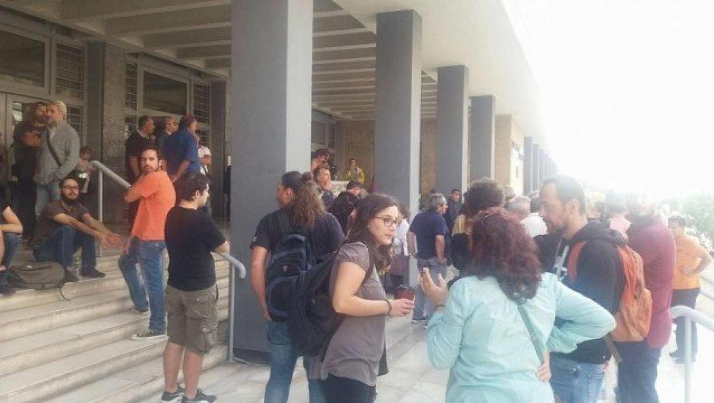 Θεσ/νίκη - ΤΩΡΑ: Διαμαρτυρία έξω από το Δικαστήρια για πλειστηριασμούς