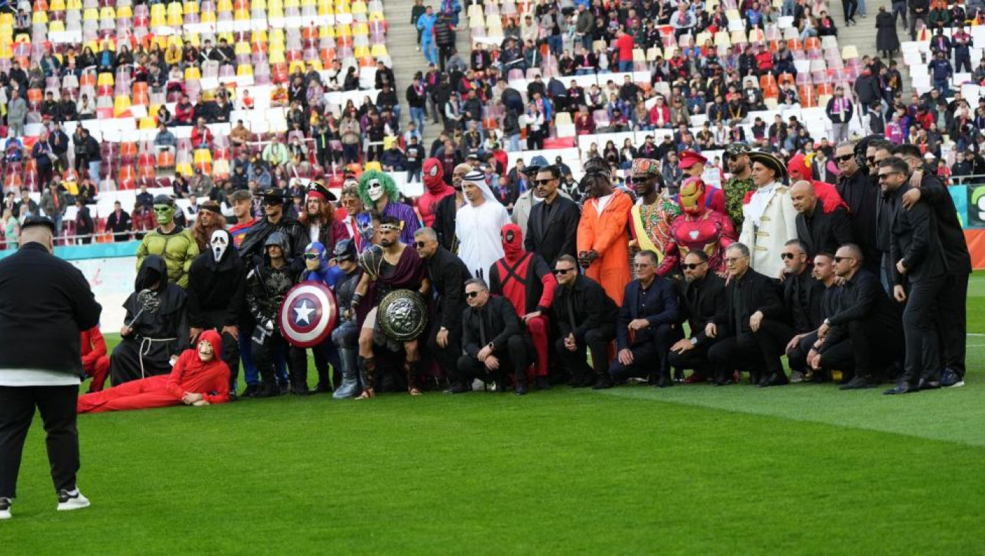 Απίθανη είσοδος από τους παίκτες της Στεάουα, με στολές σούπερ ηρώων!