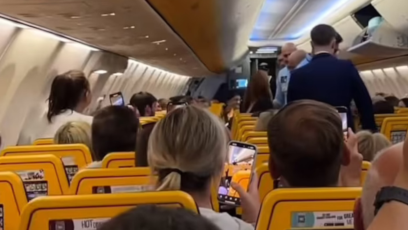 Χαμός σε πτήση της Ryanair: Μεθυσμένη έλεγε ότι κρατά... βόμβα