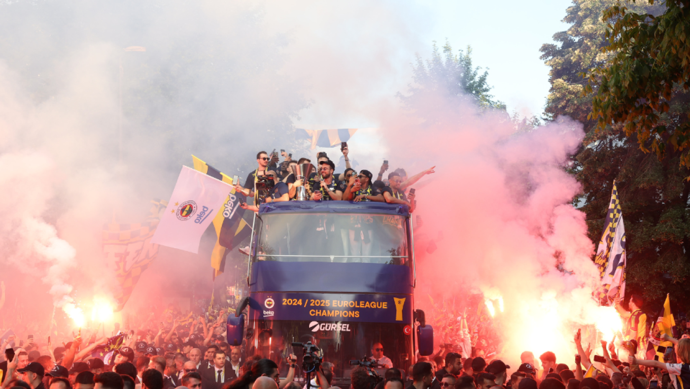 Εντυπωσιακές εικόνες στην Κωνσταντινούπολη για το 2ο αστέρι της Φενέρ!