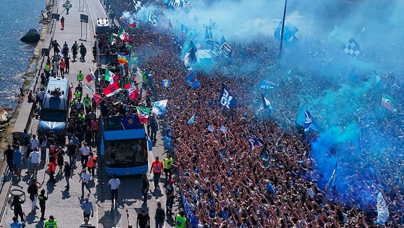 Πανζουρλισμός στη Νάπολι για τους πρωταθλητές-Χιλιάδες στους δρόμους για τη μεγάλη παρέλαση