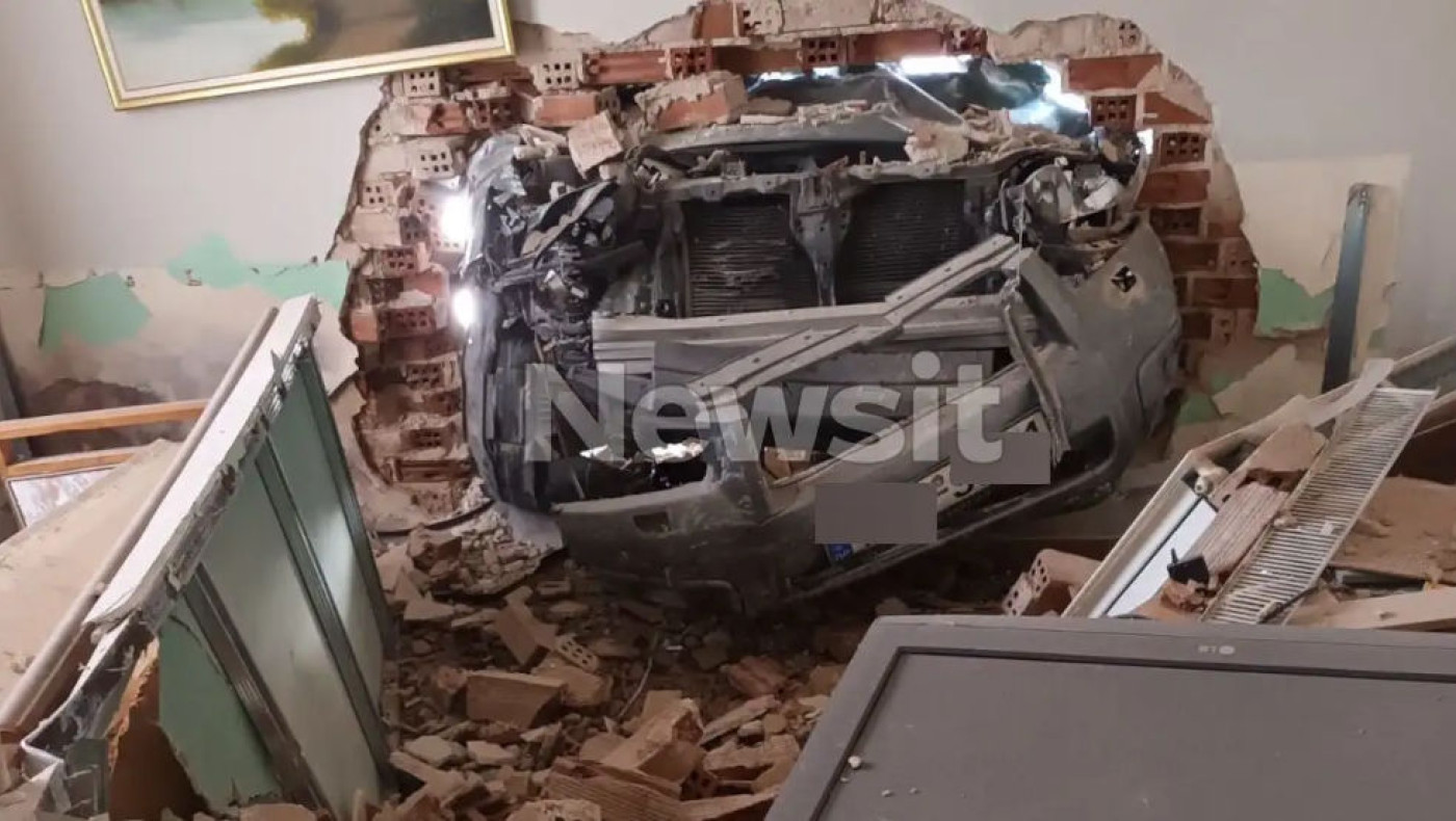 Θεσσαλονίκη: Αυτοκίνητο πέρασε μέσα από τοίχο σπιτιού-Κατέληξε στο σαλόνι ηλικιωμένης!