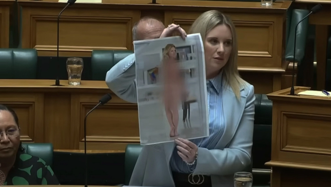 Βουλευτής έδειξε γυμνή φωτογραφία της στο κοινοβούλιο