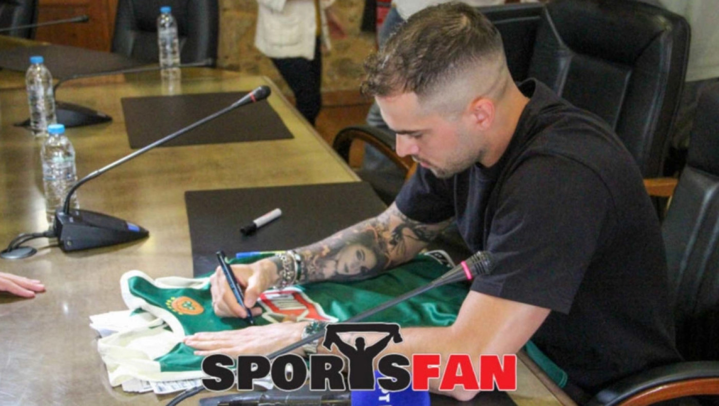 Ο Τολιόπουλος υπέγραψε φανέλα του Παναθηναϊκού