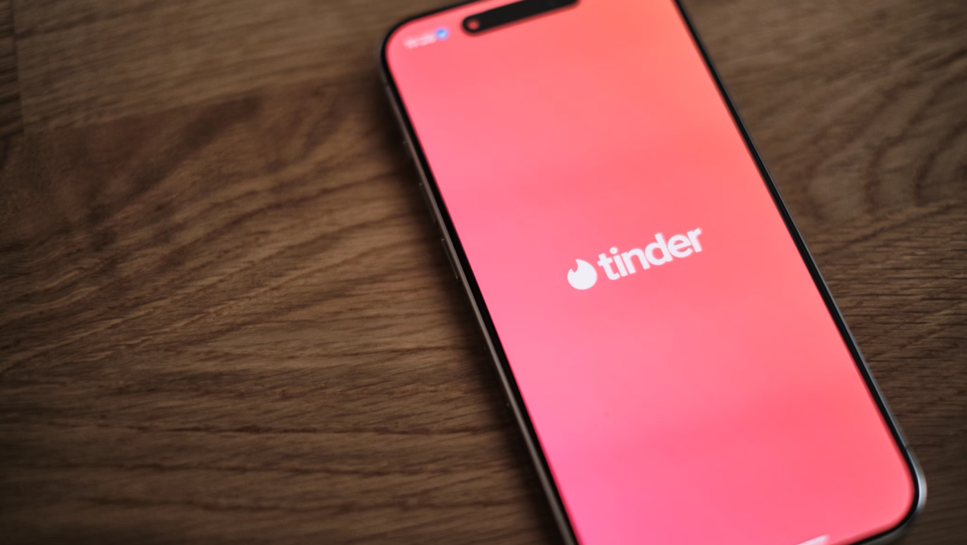 Tinder: Ποιο είναι το φίλτρο που φέρνει τα πάνω-κάτω στο dating