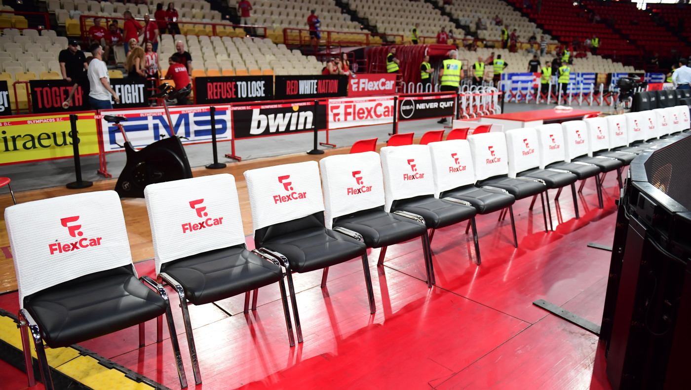 Ολυμπιακός - Παναθηναϊκός: Ελληνικές σημαίες πίσω από τον πάγκο των «πρασίνων»