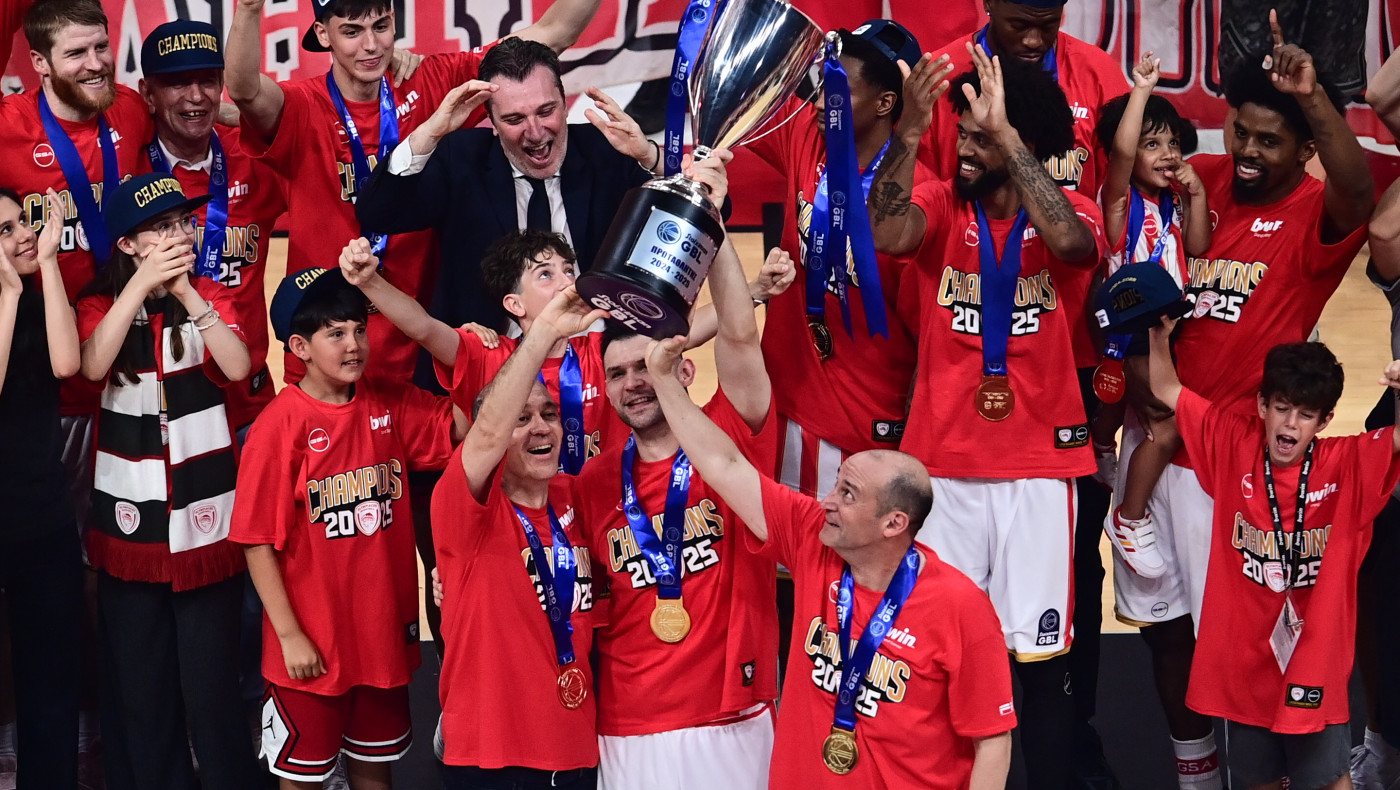 Η απονομή του πρωταθλήματος στον Ολυμπιακό