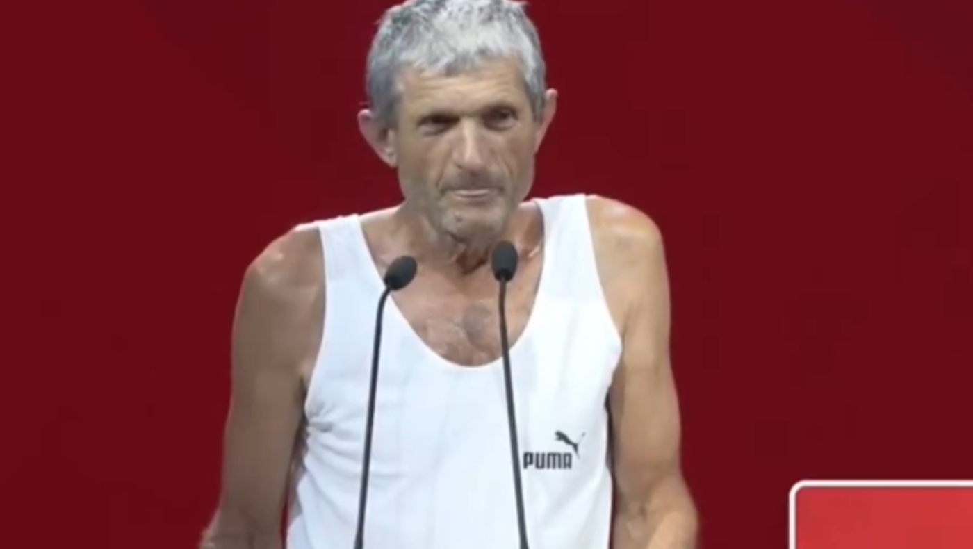 ΣΥΡΙΖΑ: Σύνεδρος «έσκασε» μύτη με φανελάκι λόγω αφόρητης ζέστης