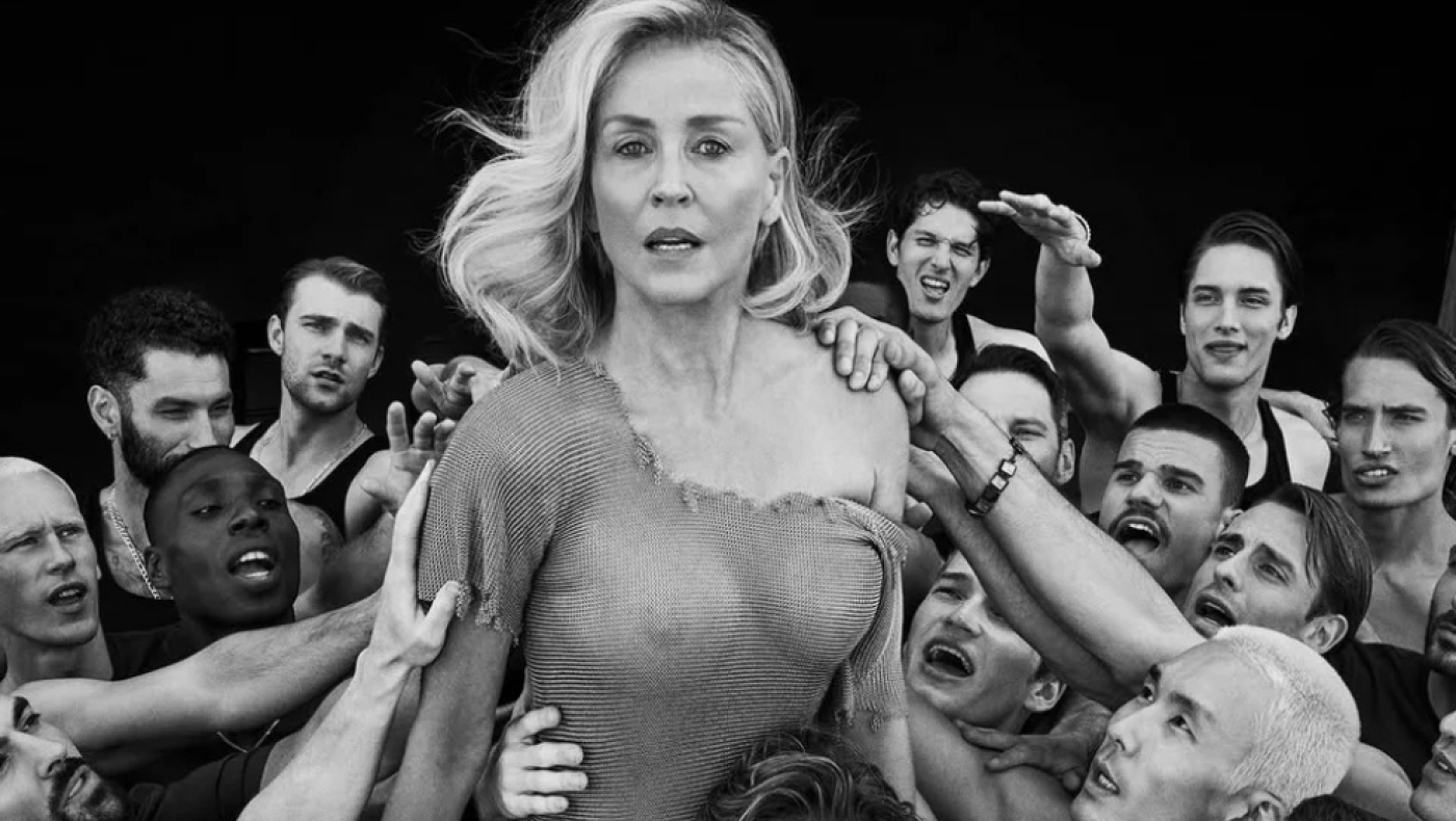 Πάντα αισθησιακή: Η Σάρον Στόουν με διχτυωτό τοπ και χωρίς σουτιέν