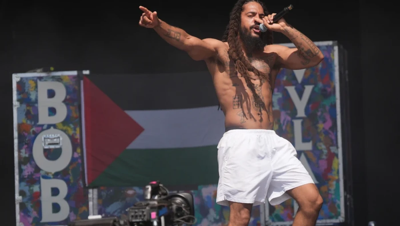 «Θάνατος στο IDF»: Το σύνθημα του Bobby Vylan στο Glastonbury που προκάλεσε αντιδράσεις