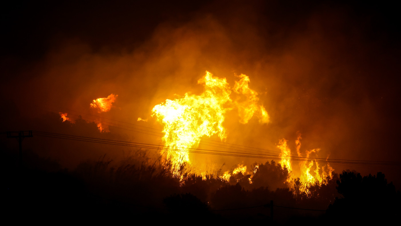 Ιεράπετρα: Συνεχίζεται ο πύρινος εφιάλτης - Στις φλόγες σπίτια και επιχειρήσεις