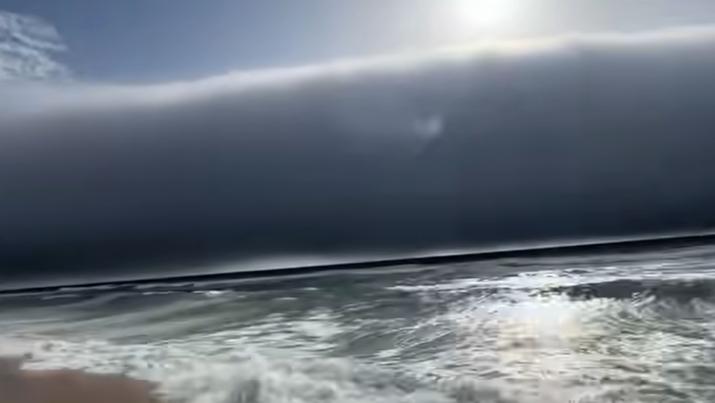 Roll clouds: Ποιο είναι το φαινόμενο που θυμίζει τσουνάμι
