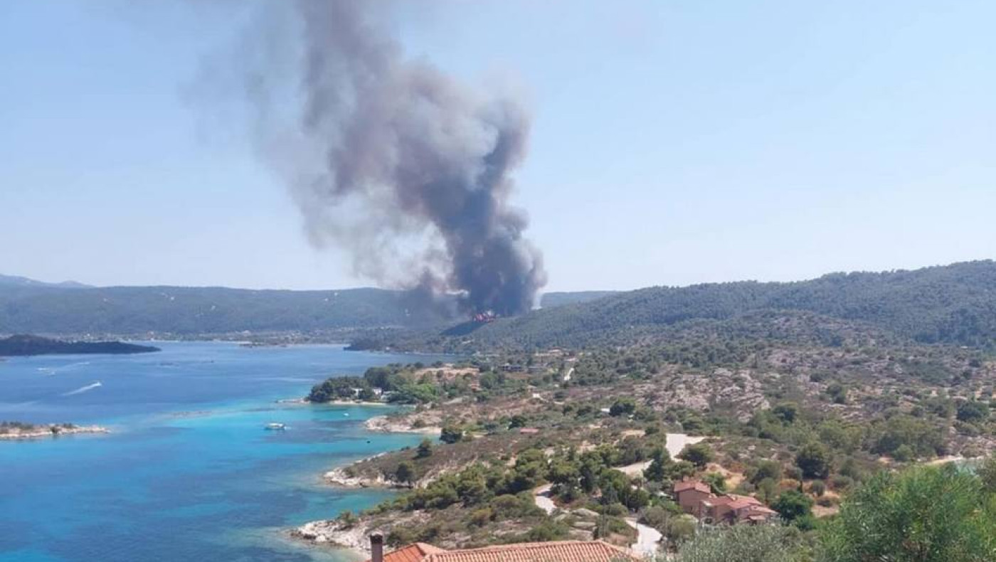 Φωτιά στη Βουρβουρού-Αποκλειστικά βίντεο: Η επιχείρηση των εναέριων μέσων για την κατάσβεση