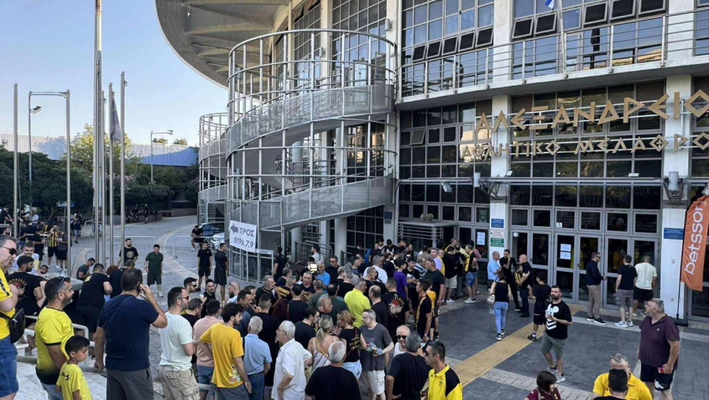 «Κιτρινόμαυρος» παροξυσμός: Πλήθος κόσμου στο Αλεξάνδρειο για τον Ρίτσαρντ Χσιάο