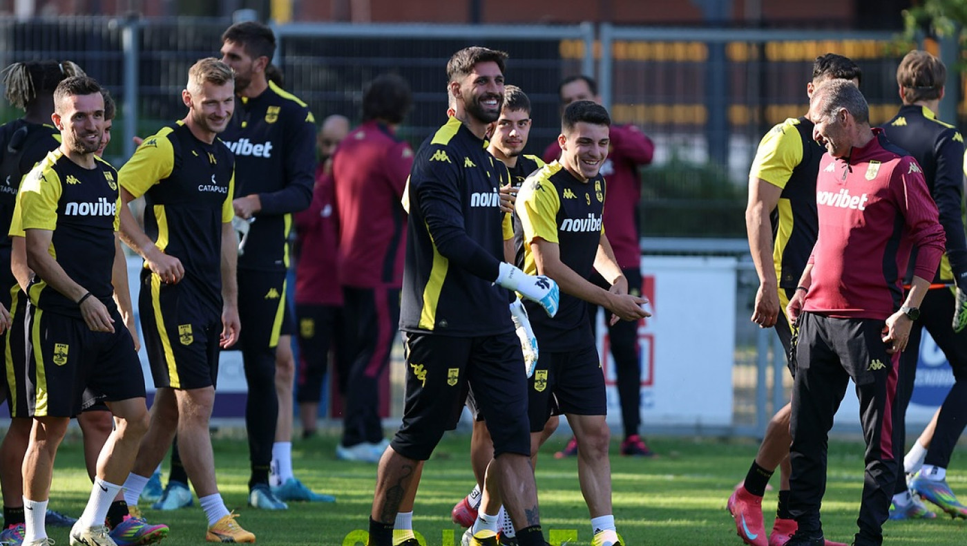 Άρης: «Άνοιξαν οι ουρανοί» στην Ολλανδία-Προπόνηση υπό καταρρακτώδη βροχή (pics)