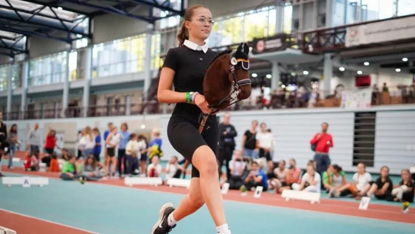 Hobby Horsing: Το άθλημα που αλλάζει τα δεδομένα με… ψεύτικα αλογάκια