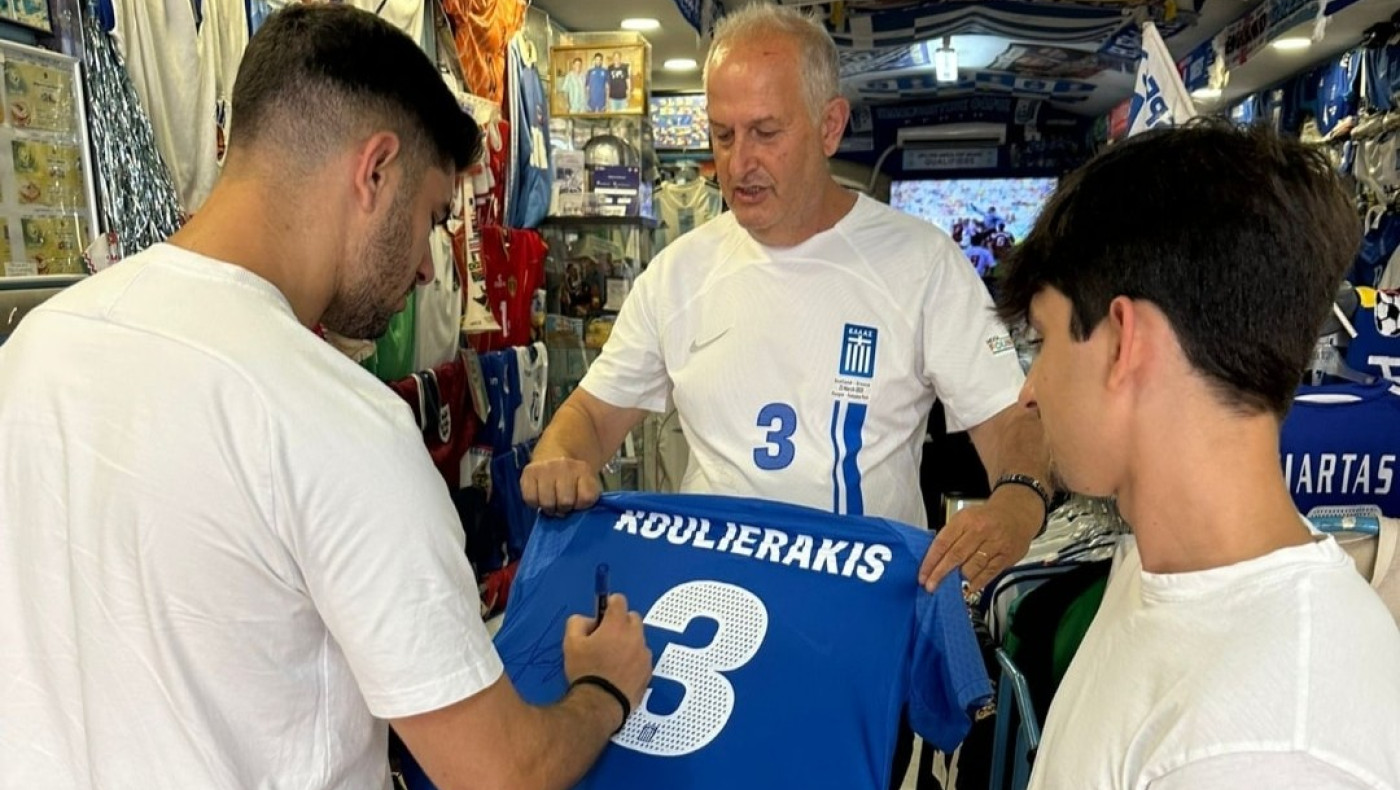 Κουλιεράκης: Υπέγραψε φανέλες και χάρισε τα παπούτσια του στο Μουσείο της Εθνικής