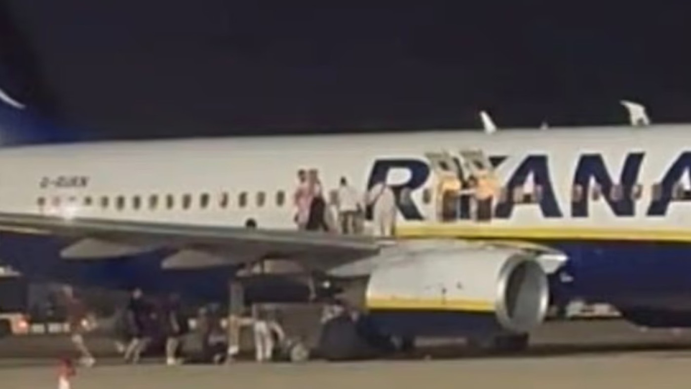 Χαμός σε αεροσκάφος της Ryanair: Επιβάτες πηδούν από τα φτερά-18 τραυματίες
