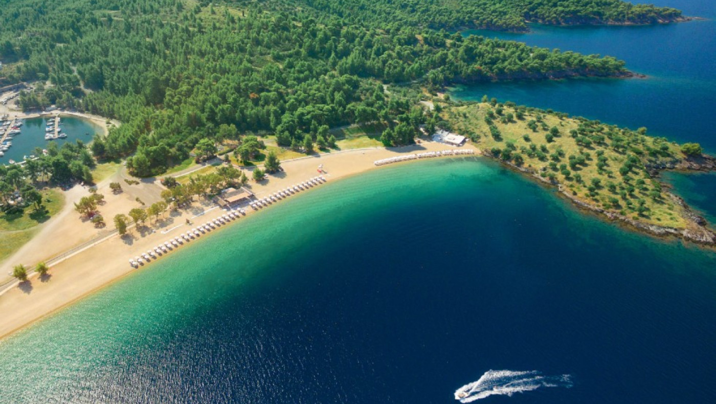 Πιστόλι με γεμιστήρα στην παραλία Γλαρόκαβου στη Χαλκιδική!