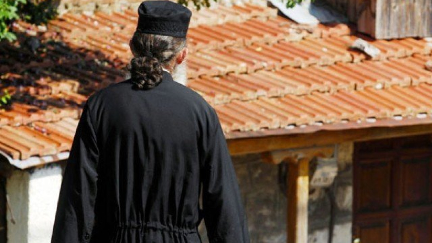Παπάς «μπούκαρε» στο γήπεδο με άλογο για να τα ψάλλει στον προπονητή