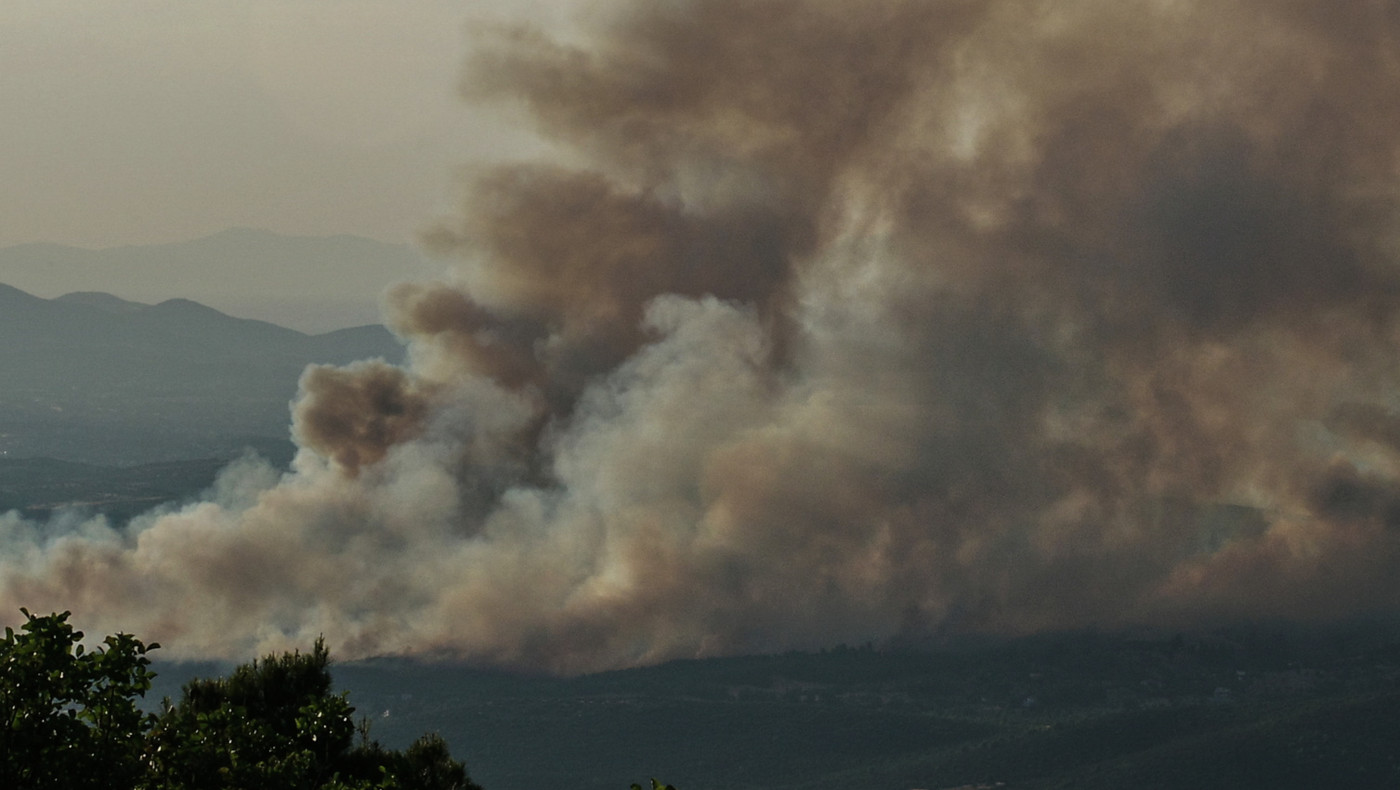 Διπλό το πύρινο μέτωπο στη Θάσο - Συνεχίζεται η μάχη με τις φλόγες
