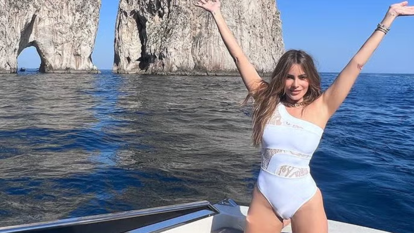 Έγινε 53 ετών και γιόρτασε τα γενέθλιά της με λευκό μπικίνι η Σοφία Βεργκάρα