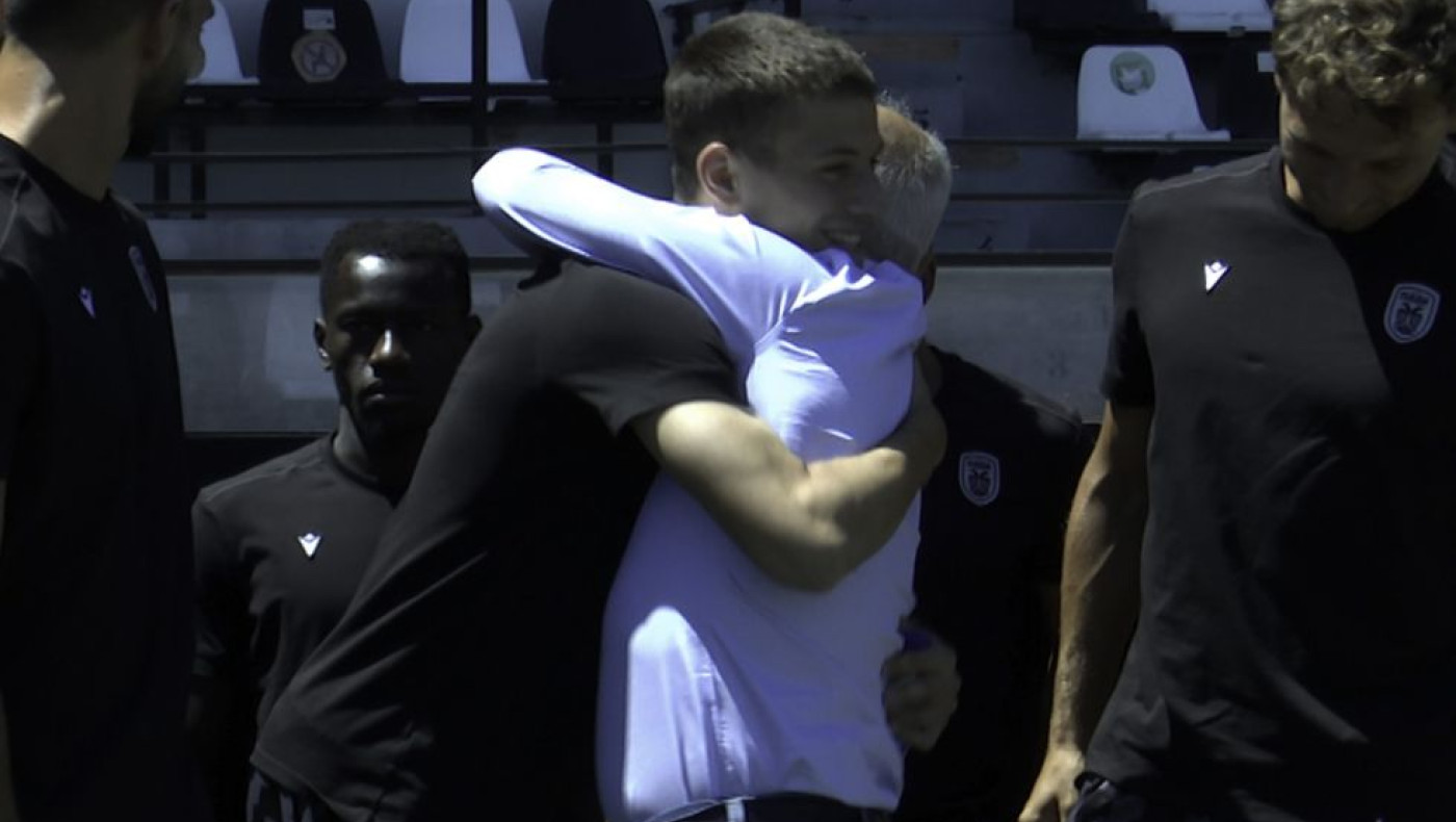 Η θερμή αγκαλιά του Ιβάν Σαββίδη στον Κωνσταντέλια