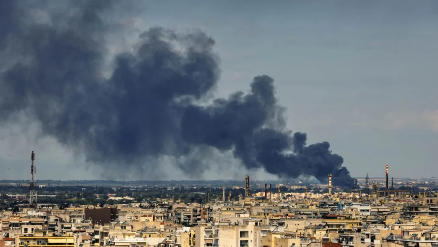 Θεσσαλονίκη: Ενισχύονται οι δυνάμεις στη φωτιά σε εταιρία ανακύκλωσης στη Σίνδο