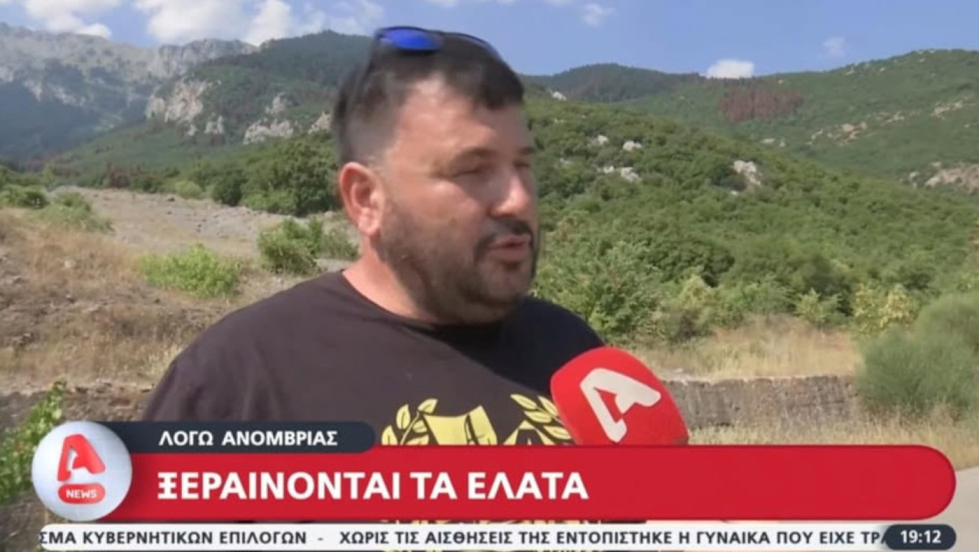 Βγήκε να μιλήσει για τα έλατα με μπλούζα του Άρη! (vid)