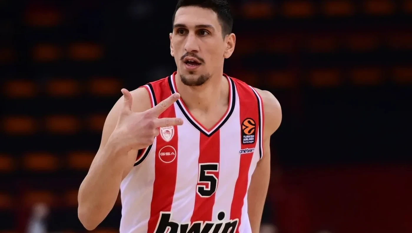 Ολυμπιακός: Παραμένει στο λιμάνι ο Λαρεντζάκης