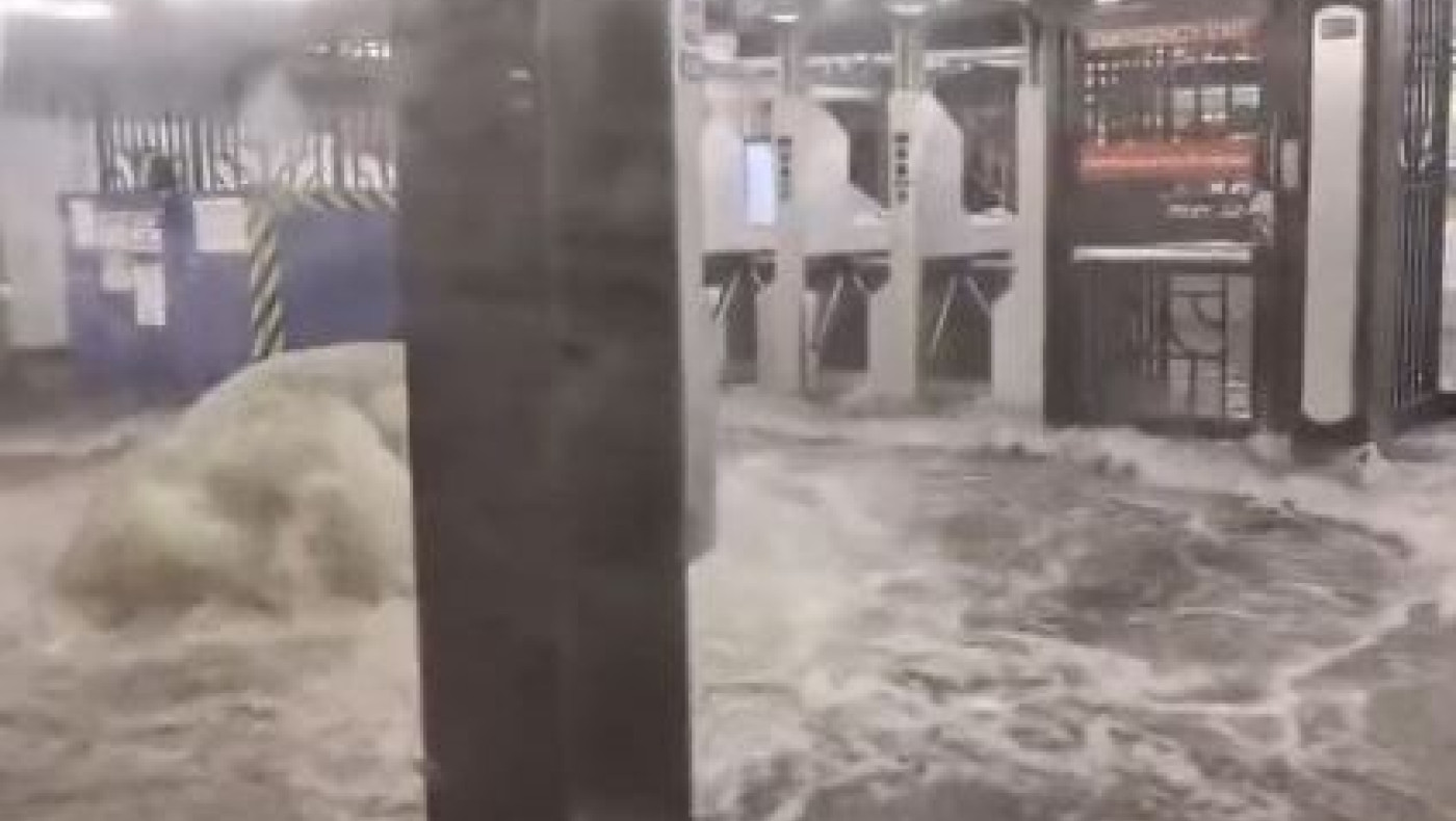 Άνοιξαν οι ουρανοί και πλημμύρισαν στάσεις του μετρό!