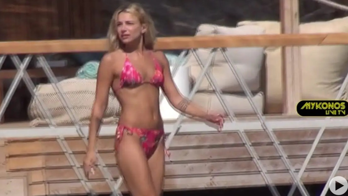 Η Ζόζεφιν... «απογείωσε» τη Μύκονο με το ροζ μαγιό της