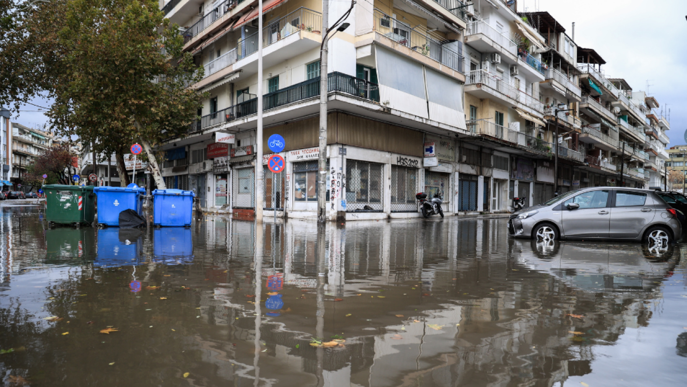 Θεσσαλονίκη: «Ποτάμια» οι δρόμοι λόγω της έντονης βροχόπτωσης
