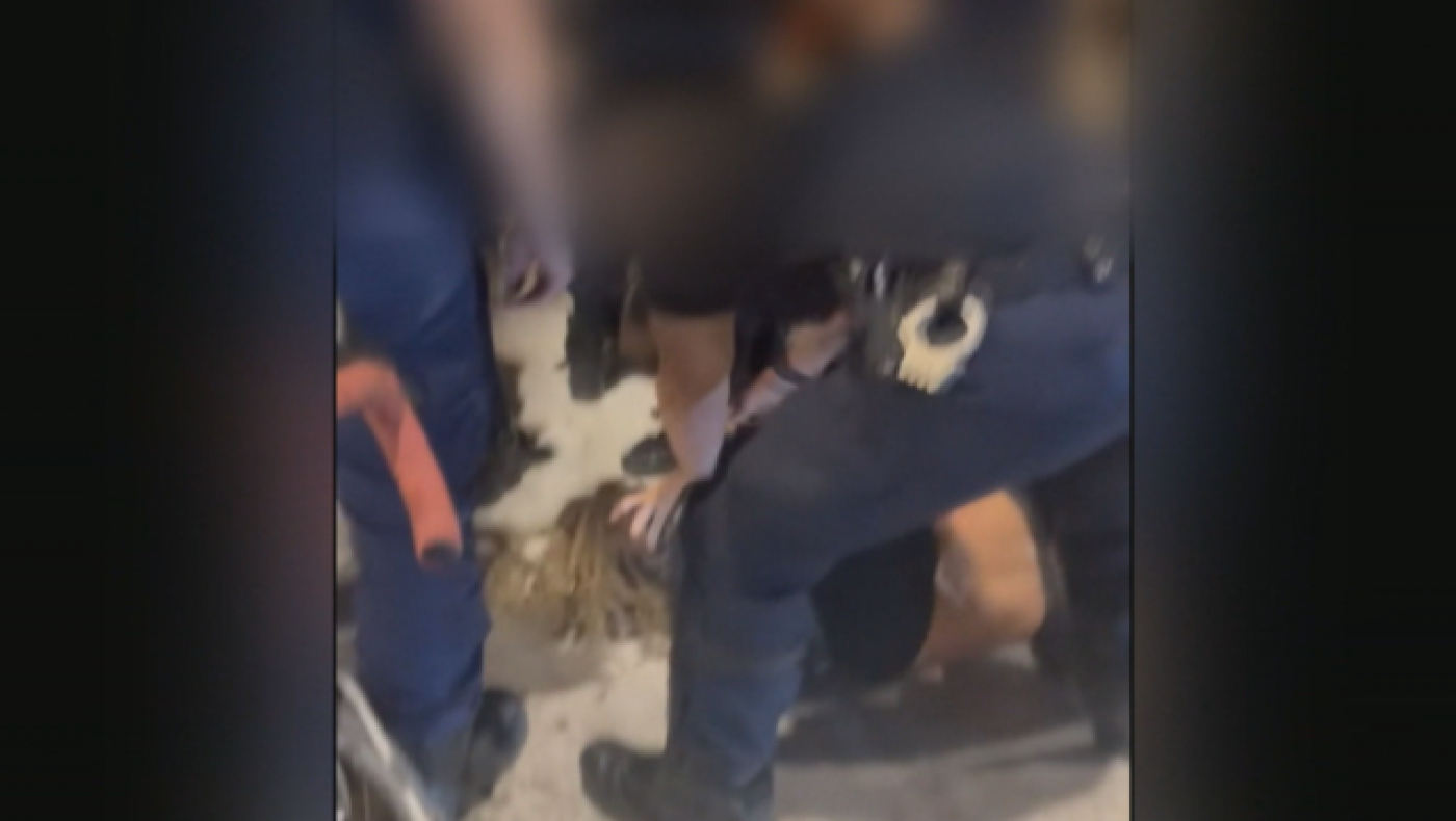 Αστυνομικός κλώτσησε διαδηλωτή-Για διαθεσιμότητα και σύλληψη κάνει λόγο η ΕΛΑΣ