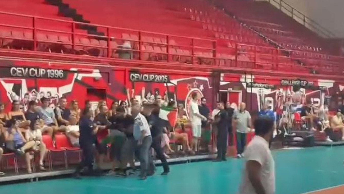 Χαμός σε ματς βόλεϊ Ελλάδας-Ισραήλ: Προσαγωγές για σημαίες της Παλαιστίνης