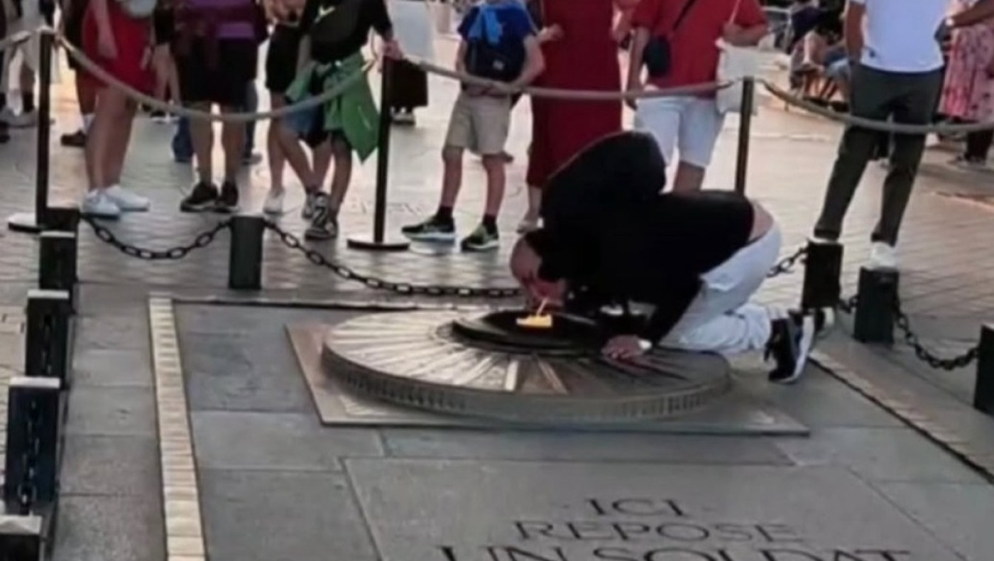 Μαροκινός άναψε τσιγάρο από τη φλόγα του Αγνώστου Στρατιώτη στο Παρίσι – Υπό κράτηση και απέλαση